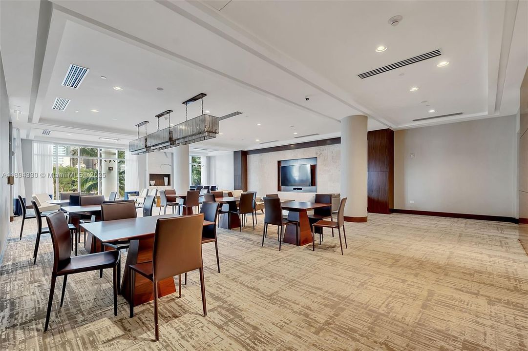 待售: $950,000 (2 贝兹, 2 浴室, 1280 平方英尺)