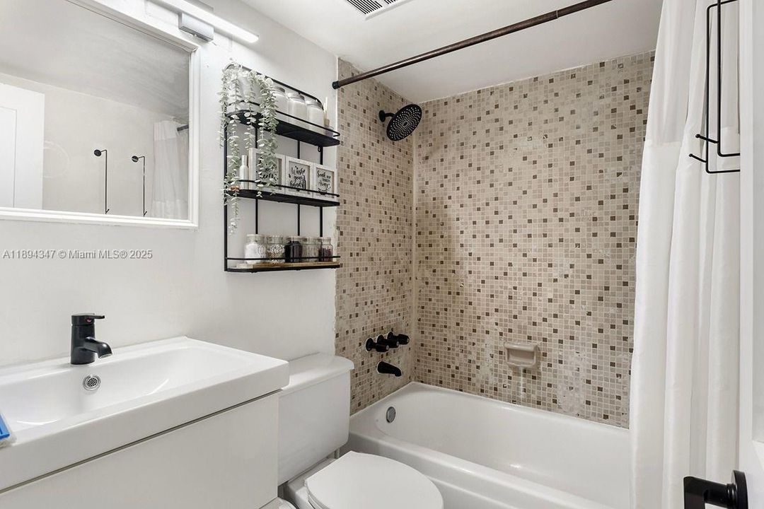 En Venta: $299,000 (2 camas, 2 baños, 777 Pies cuadrados)