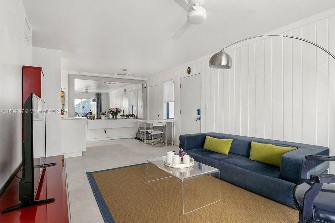 En Venta: $299,000 (2 camas, 2 baños, 777 Pies cuadrados)