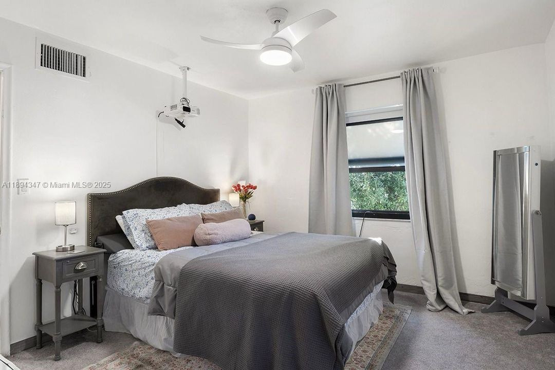 En Venta: $299,000 (2 camas, 2 baños, 777 Pies cuadrados)