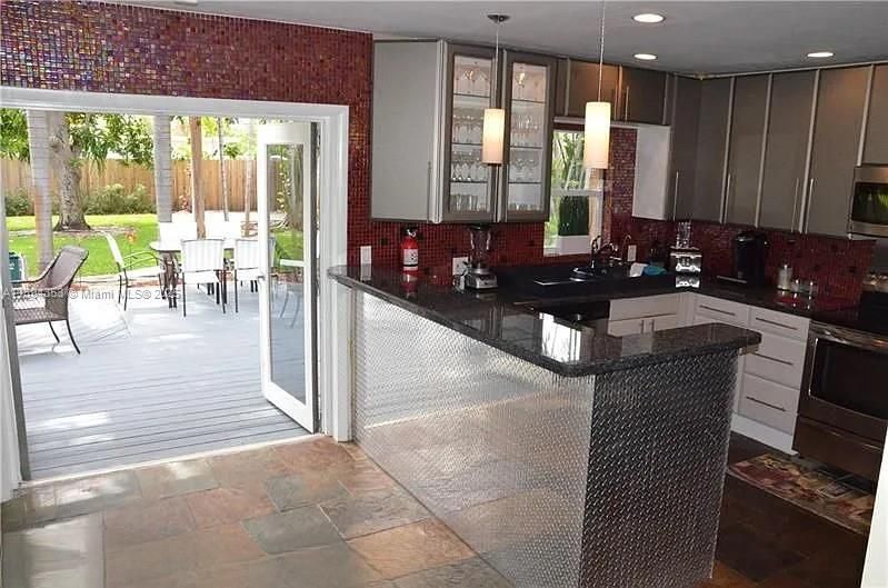 Recently Rented: $2,800 (2 beds, 2 baths, 1300 Square Feet)