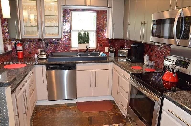 Recently Rented: $2,800 (2 beds, 2 baths, 1300 Square Feet)