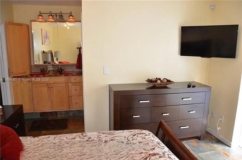 Recently Rented: $2,800 (2 beds, 2 baths, 1300 Square Feet)