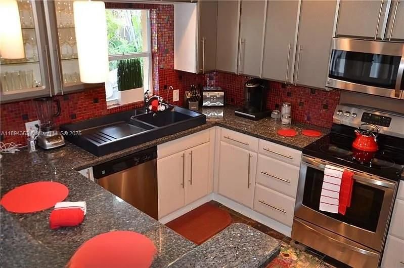 Recently Rented: $2,800 (2 beds, 2 baths, 1300 Square Feet)