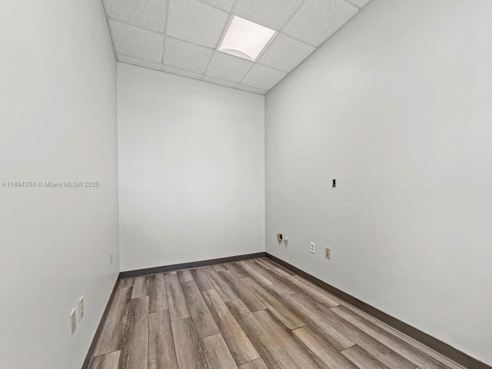 В аренду: $2,800 (0 спален, 0 ванн, 0 Квадратных фут)