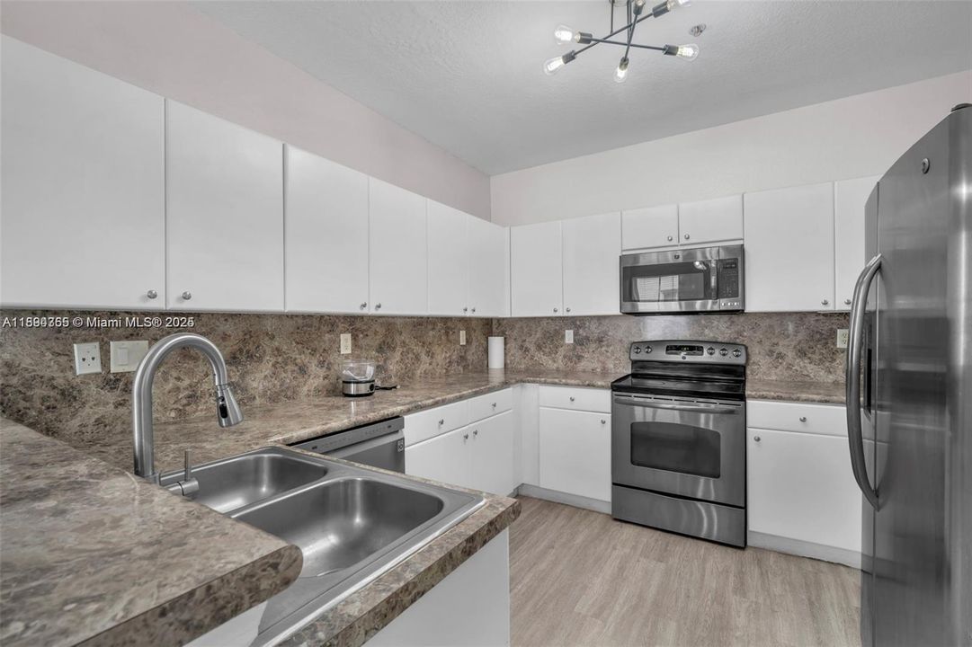 Active With Contract: $2,850 (3 beds, 2 baths, 1445 Square Feet)