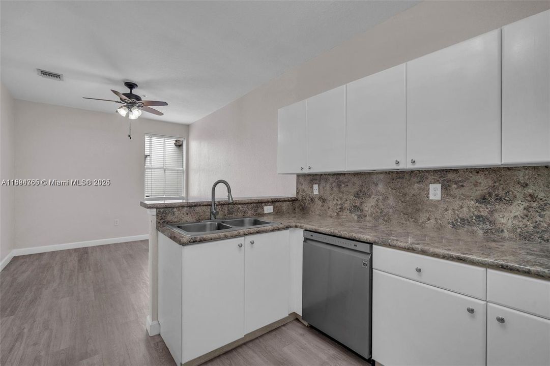 Active With Contract: $2,850 (3 beds, 2 baths, 1445 Square Feet)