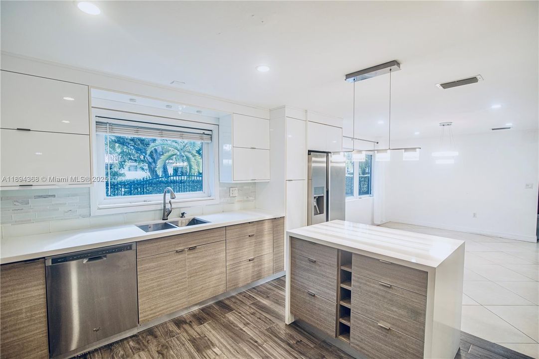 En Venta: $1,750,000 (3 camas, 3 baños, 2768 Pies cuadrados)