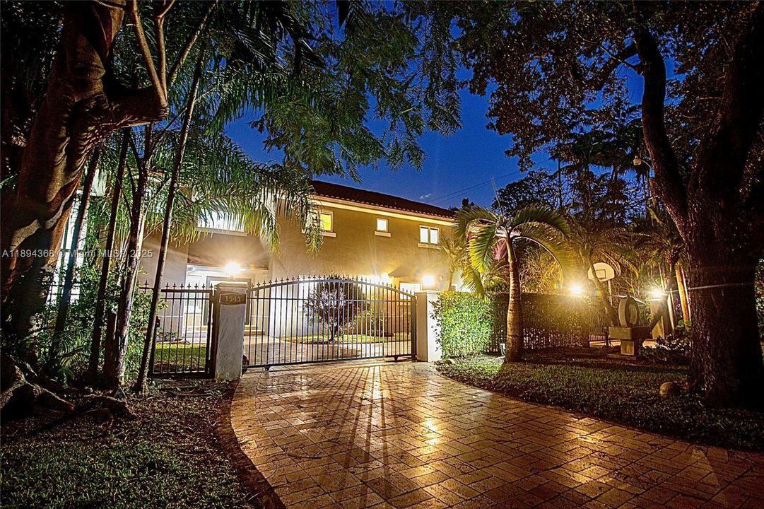 En Venta: $1,750,000 (3 camas, 3 baños, 2768 Pies cuadrados)