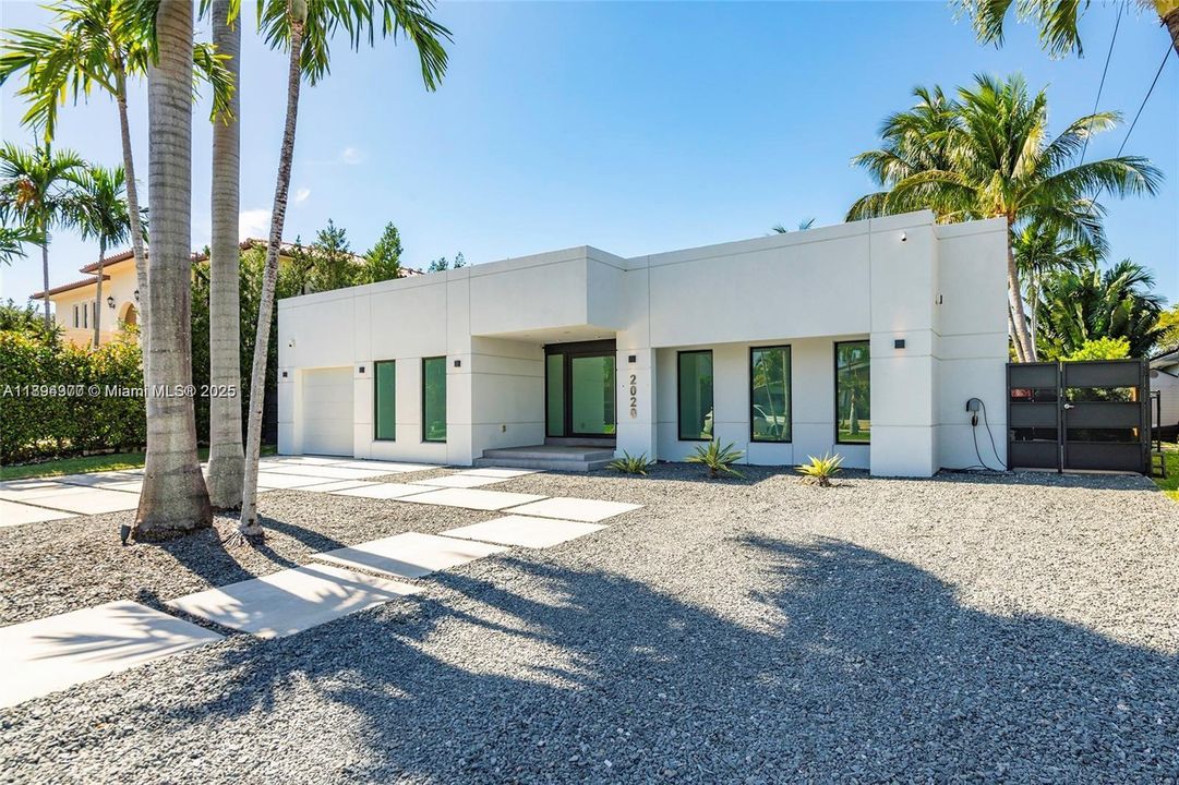 Recently Rented: $14,000 (4 beds, 3 baths, 2480 Square Feet)