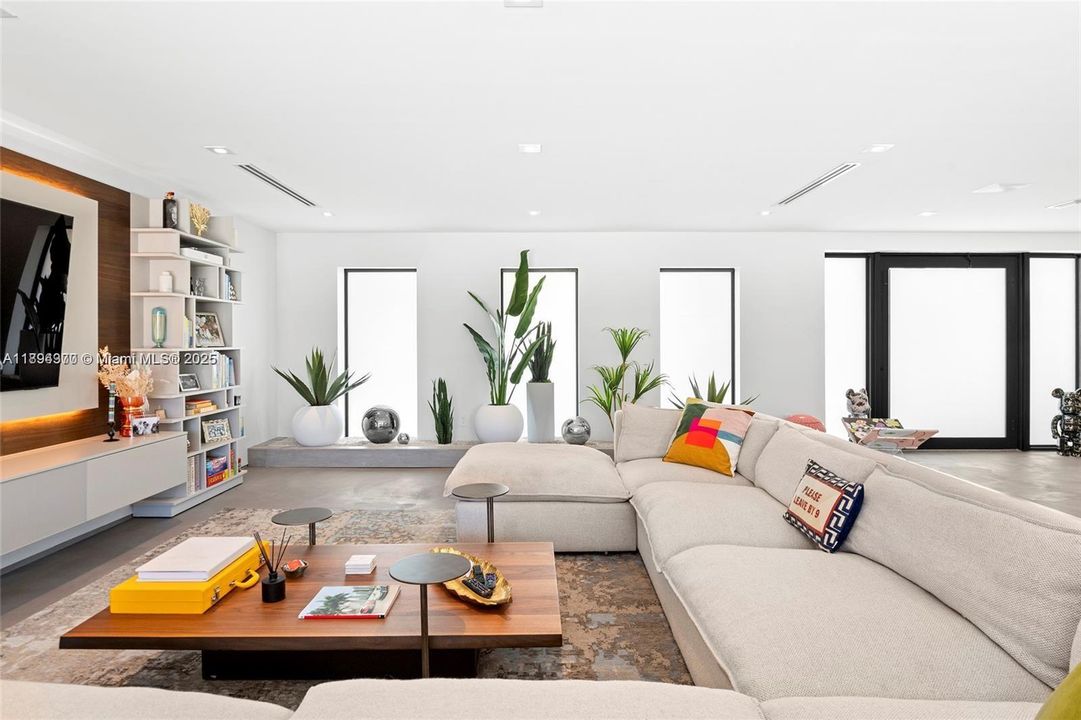 Recently Rented: $14,000 (4 beds, 3 baths, 2480 Square Feet)