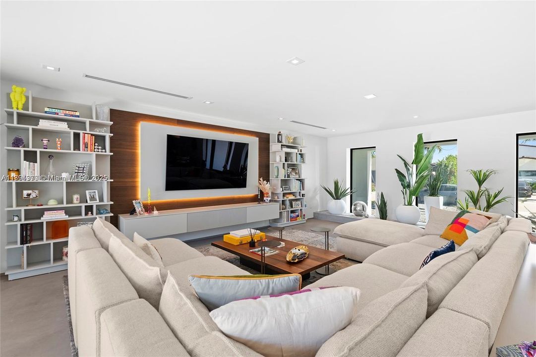 Recently Rented: $14,000 (4 beds, 3 baths, 2480 Square Feet)