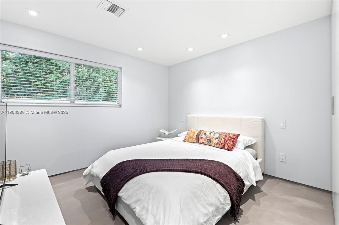 Recently Rented: $14,000 (4 beds, 3 baths, 2480 Square Feet)