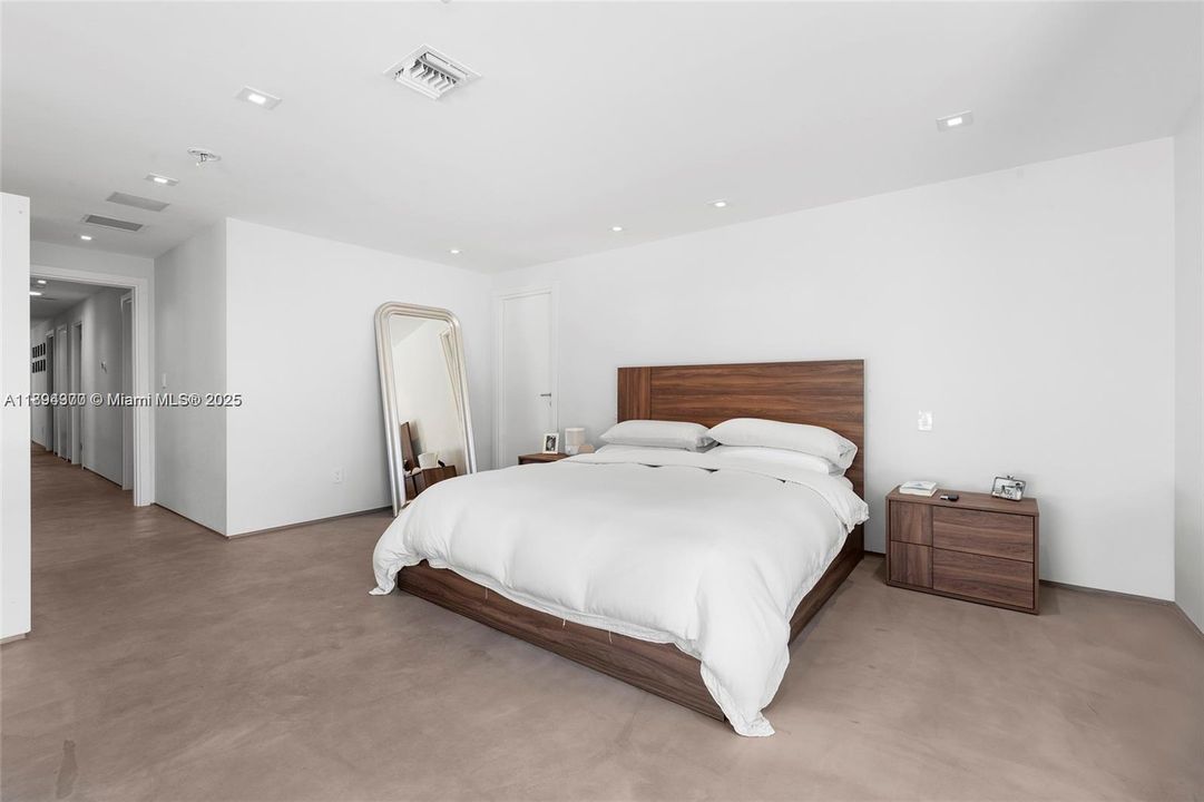 Recently Rented: $14,000 (4 beds, 3 baths, 2480 Square Feet)