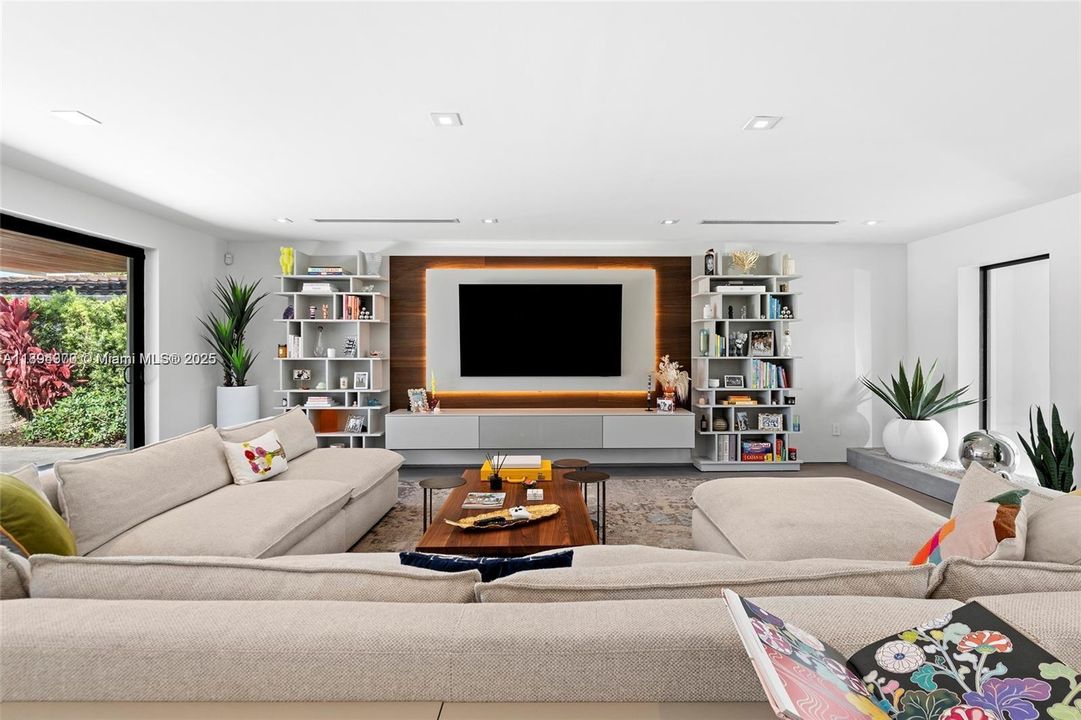 Recently Rented: $14,000 (4 beds, 3 baths, 2480 Square Feet)