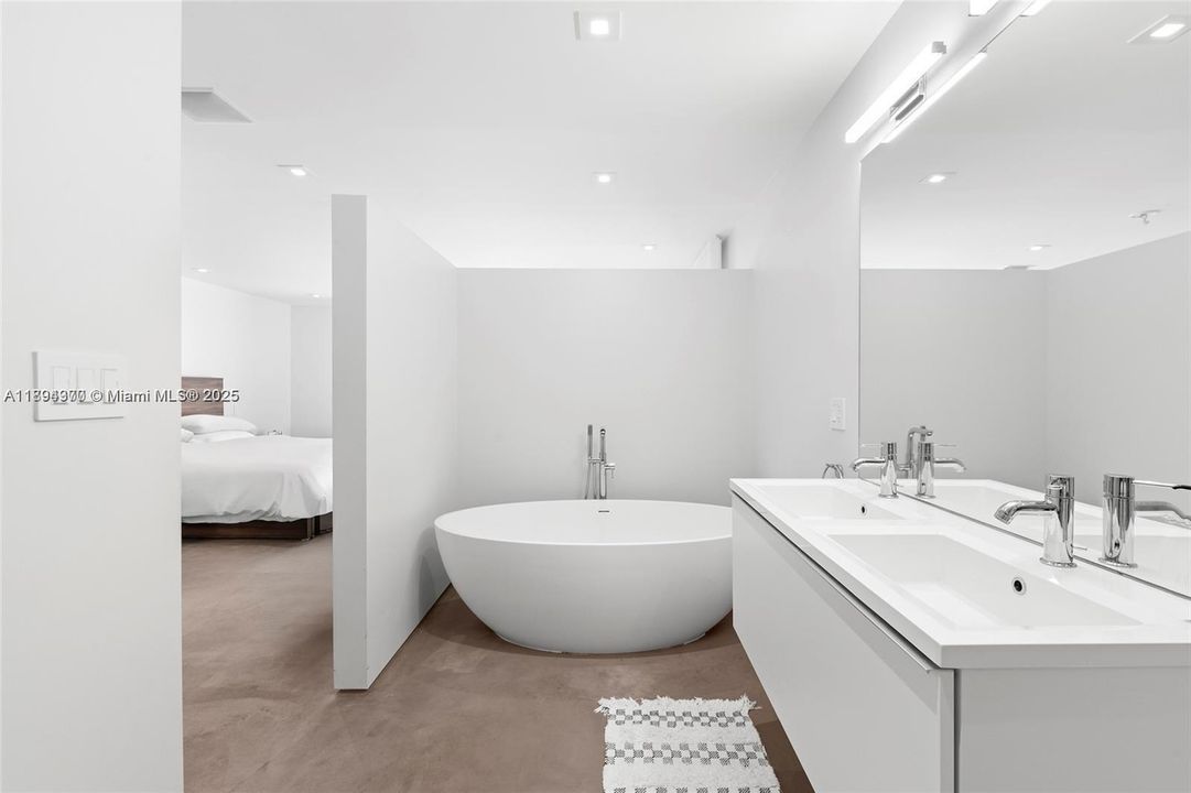 Recently Rented: $14,000 (4 beds, 3 baths, 2480 Square Feet)