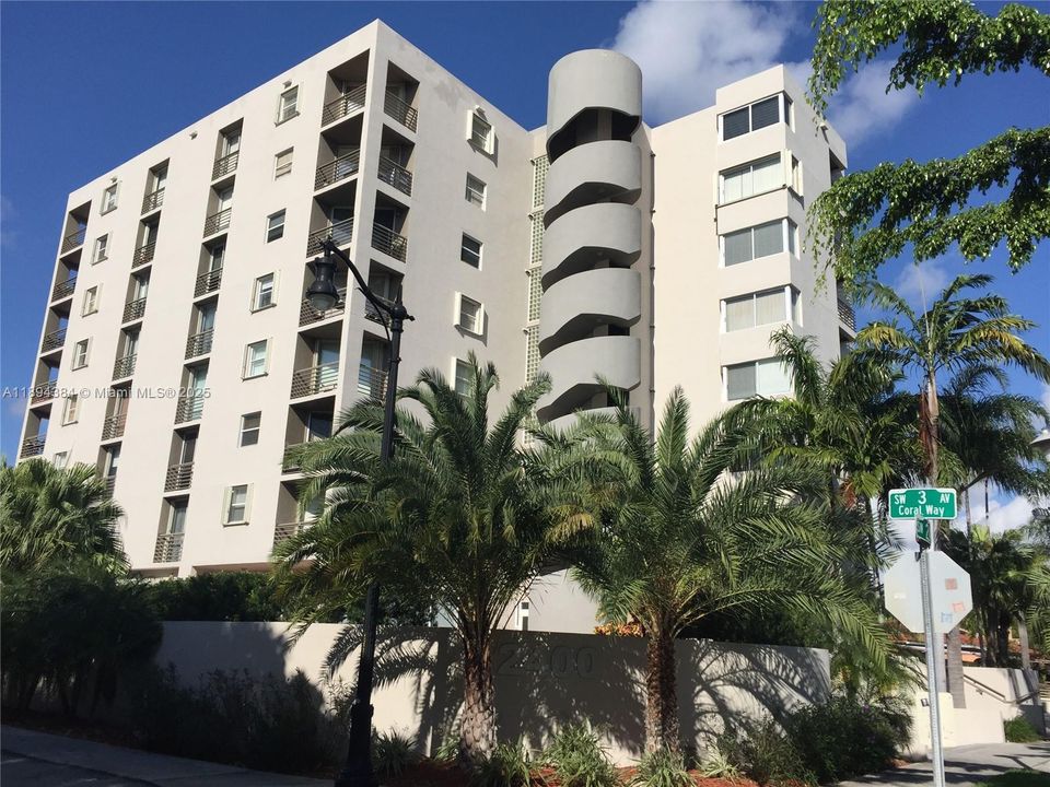 For Sale: $385,000 (1 beds, 1 baths, 878 Square Feet)