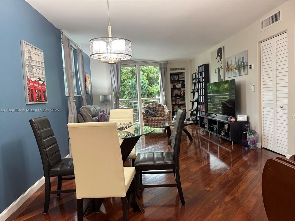 For Sale: $385,000 (1 beds, 1 baths, 878 Square Feet)