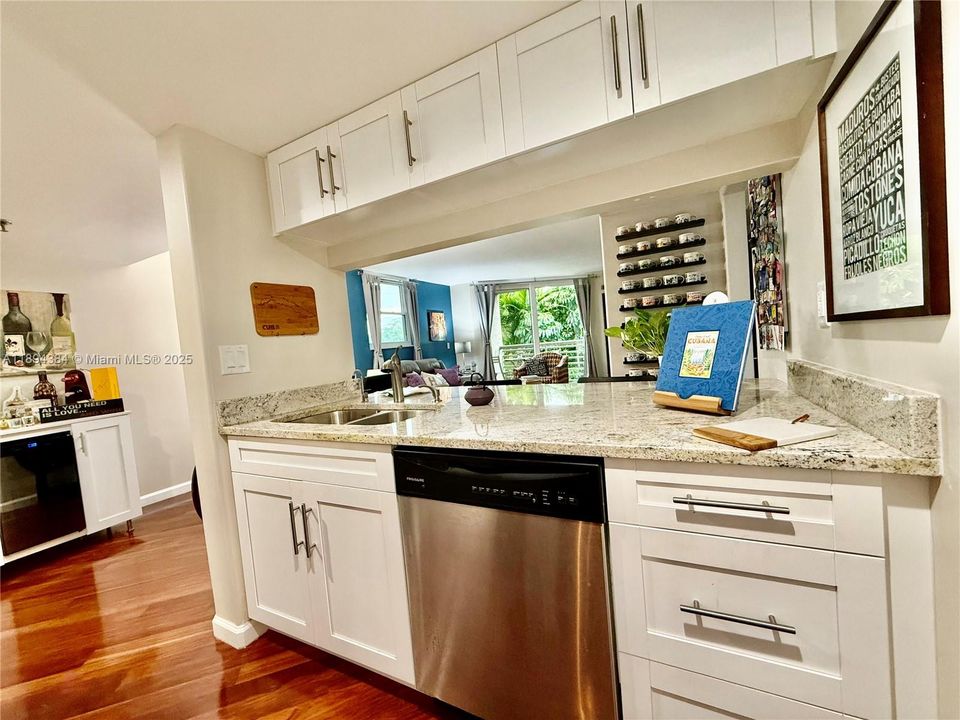 For Sale: $385,000 (1 beds, 1 baths, 878 Square Feet)