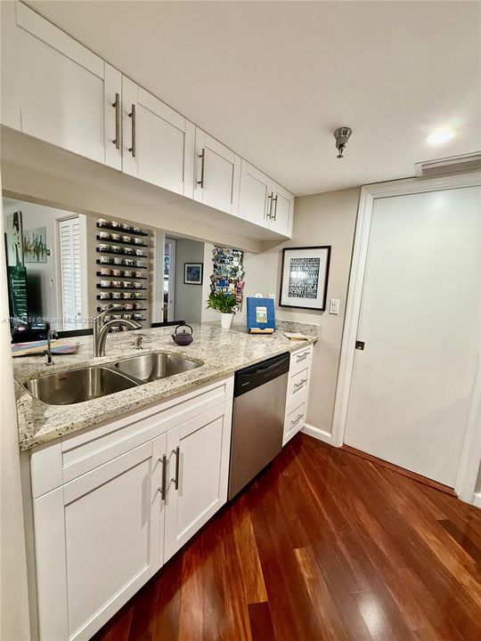 For Sale: $385,000 (1 beds, 1 baths, 878 Square Feet)