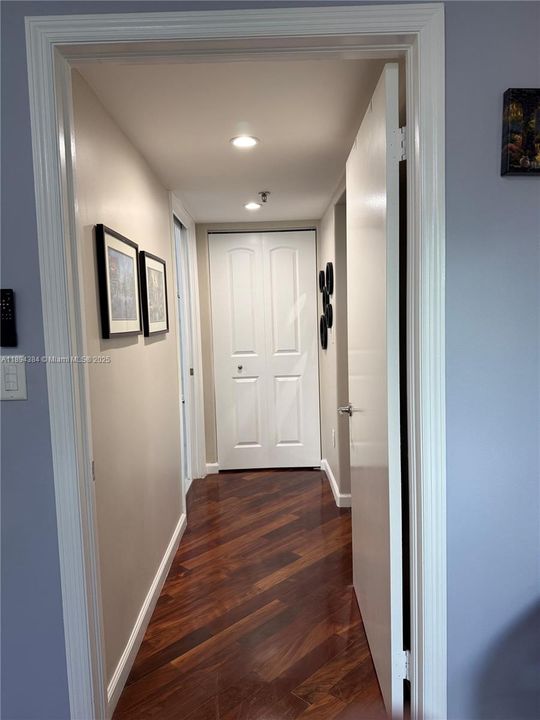 For Sale: $385,000 (1 beds, 1 baths, 878 Square Feet)