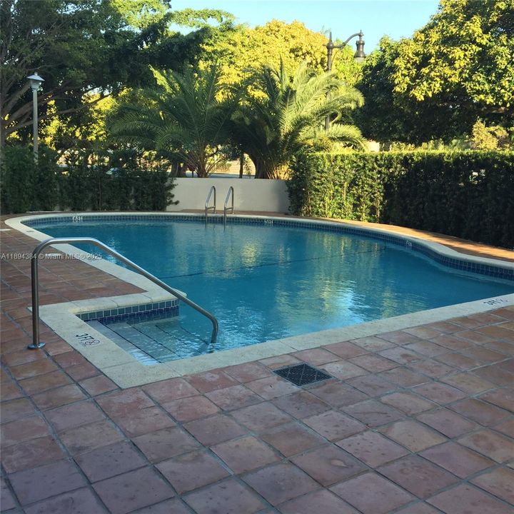 For Sale: $385,000 (1 beds, 1 baths, 878 Square Feet)