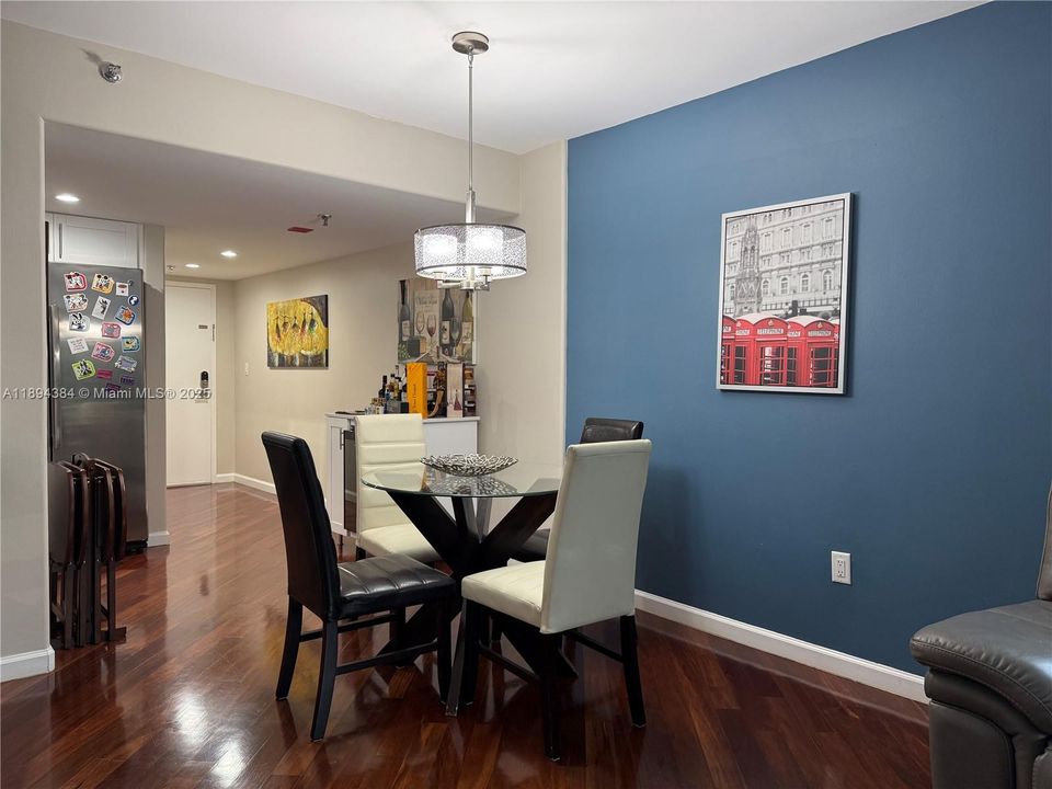 For Sale: $385,000 (1 beds, 1 baths, 878 Square Feet)