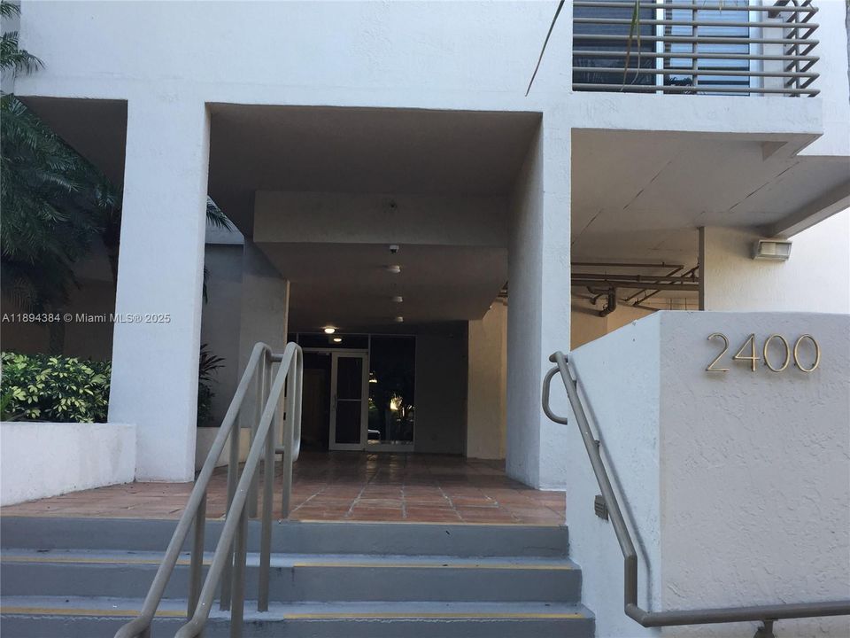 For Sale: $385,000 (1 beds, 1 baths, 878 Square Feet)