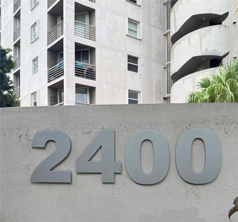 For Sale: $385,000 (1 beds, 1 baths, 878 Square Feet)