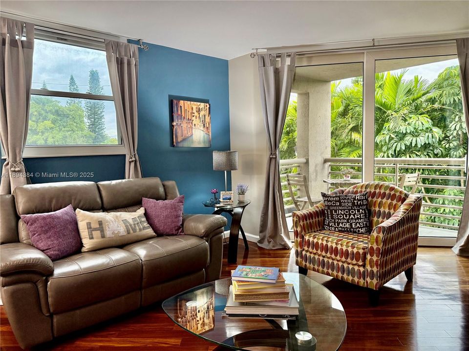 For Sale: $385,000 (1 beds, 1 baths, 878 Square Feet)