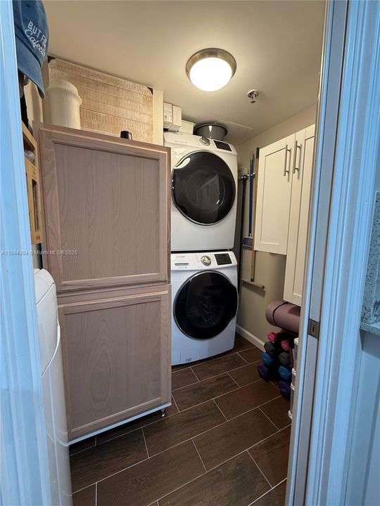 For Sale: $385,000 (1 beds, 1 baths, 878 Square Feet)