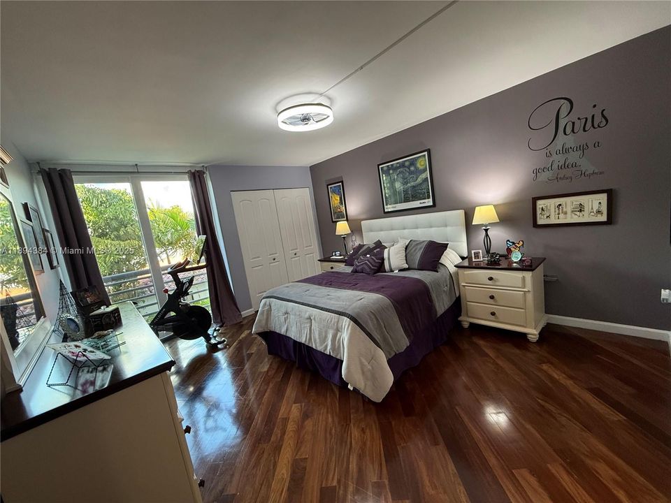 For Sale: $385,000 (1 beds, 1 baths, 878 Square Feet)