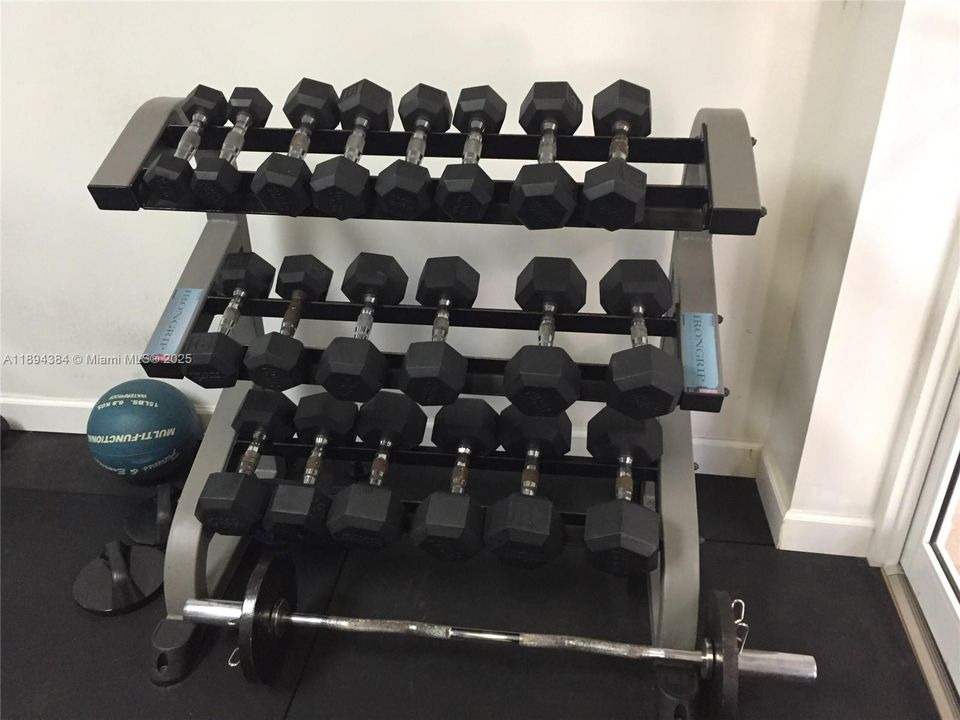 For Sale: $385,000 (1 beds, 1 baths, 878 Square Feet)