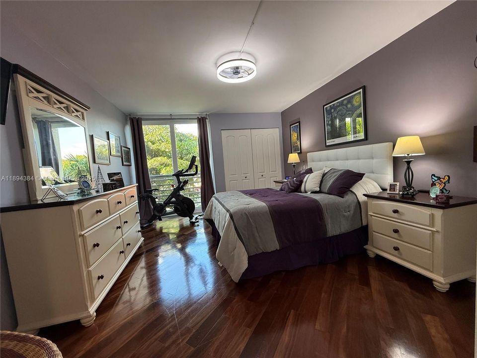 For Sale: $385,000 (1 beds, 1 baths, 878 Square Feet)