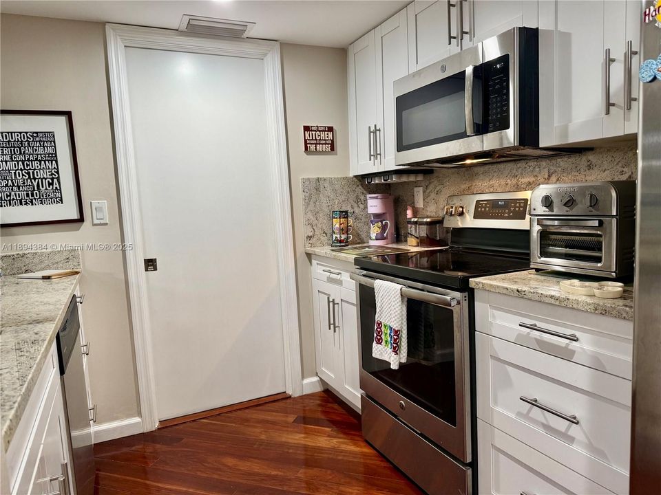 For Sale: $385,000 (1 beds, 1 baths, 878 Square Feet)