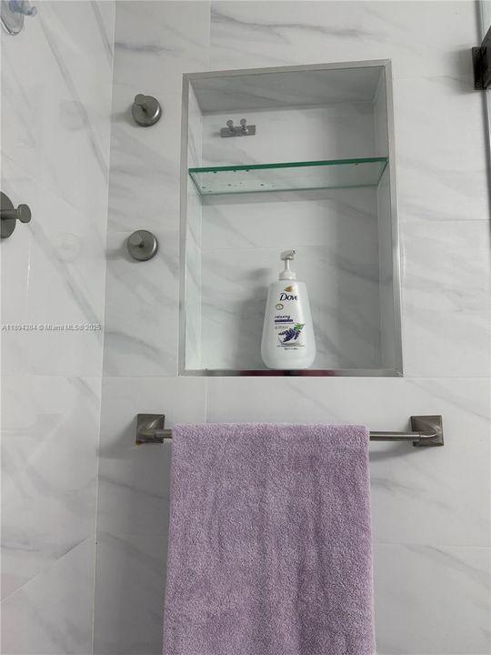 For Sale: $385,000 (1 beds, 1 baths, 878 Square Feet)