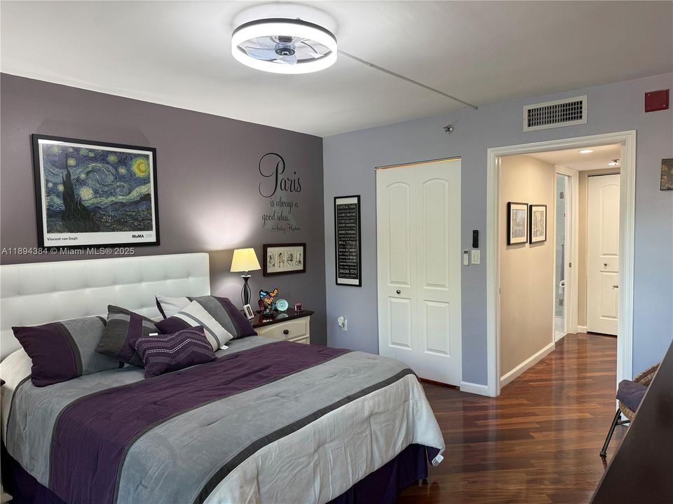 For Sale: $385,000 (1 beds, 1 baths, 878 Square Feet)