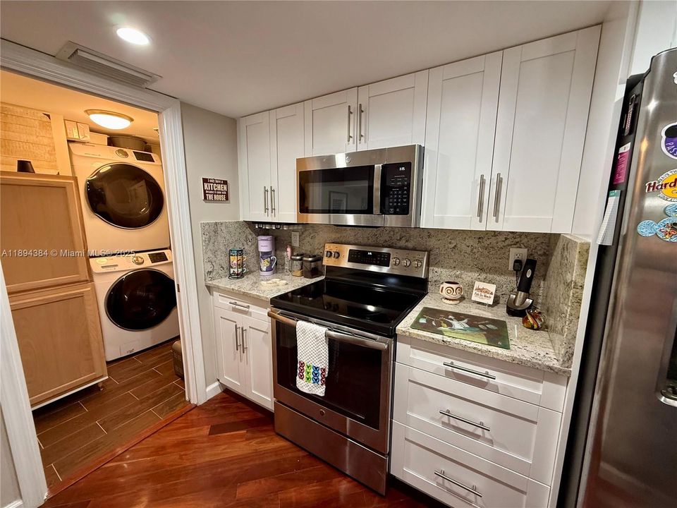 For Sale: $385,000 (1 beds, 1 baths, 878 Square Feet)