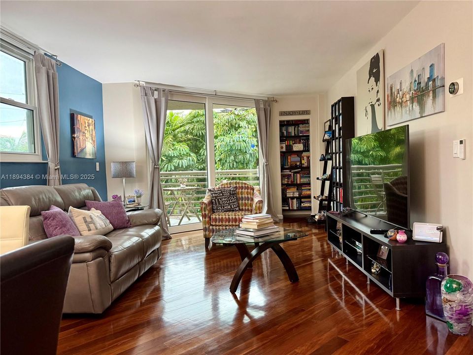 For Sale: $385,000 (1 beds, 1 baths, 878 Square Feet)