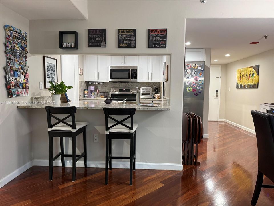 For Sale: $385,000 (1 beds, 1 baths, 878 Square Feet)