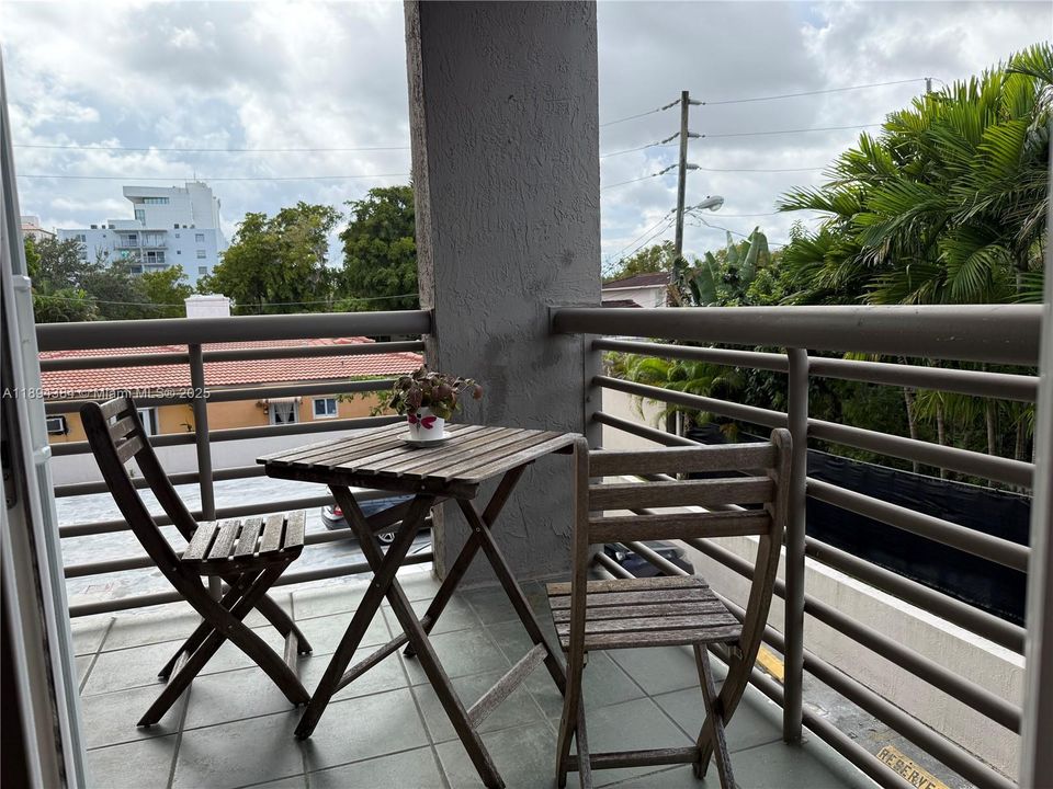 For Sale: $385,000 (1 beds, 1 baths, 878 Square Feet)