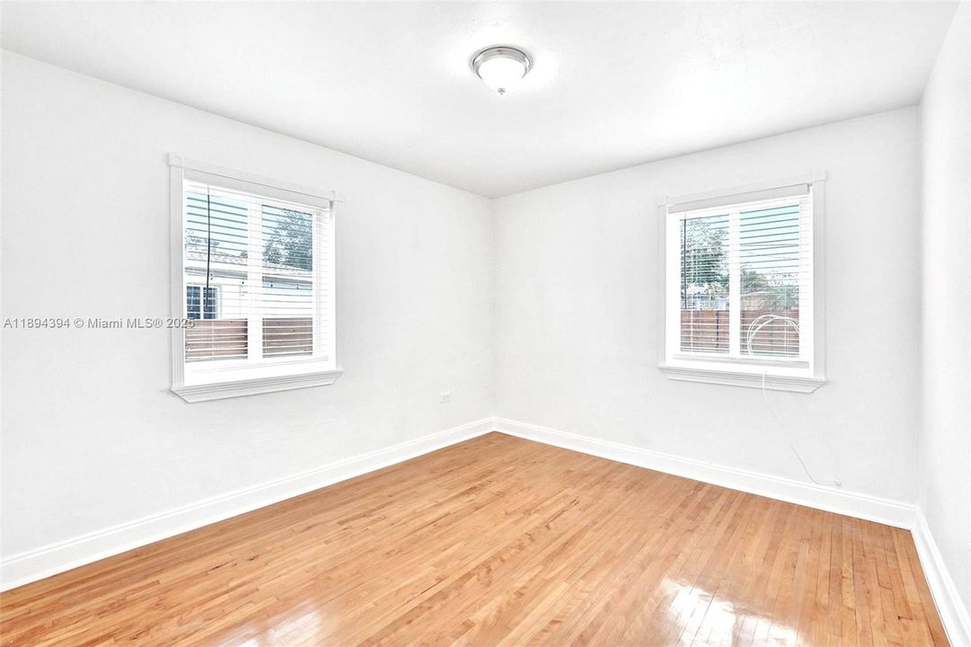 Active With Contract: $435,000 (3 beds, 1 baths, 984 Square Feet)