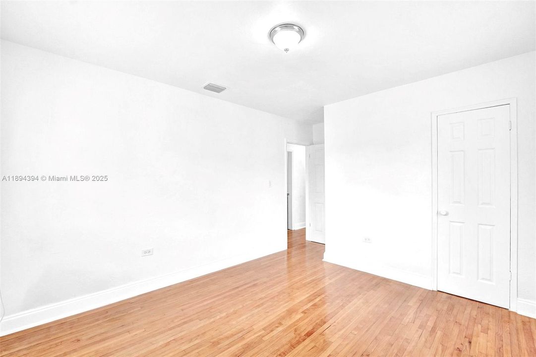 Active With Contract: $435,000 (3 beds, 1 baths, 984 Square Feet)