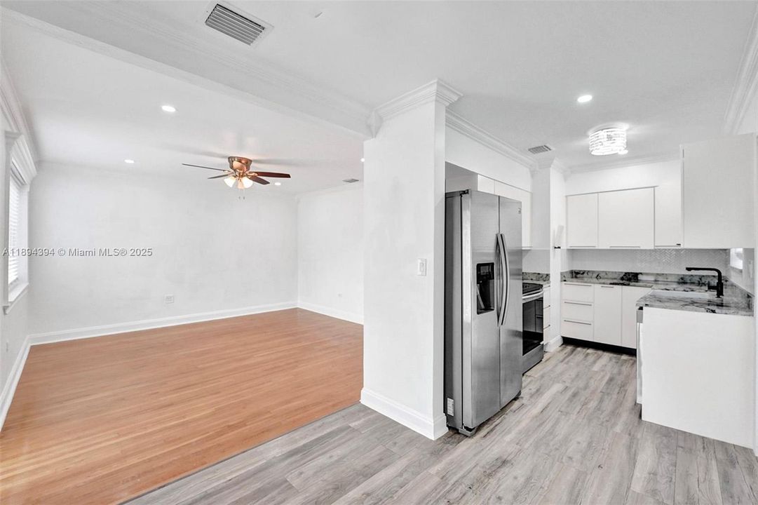 Active With Contract: $435,000 (3 beds, 1 baths, 984 Square Feet)