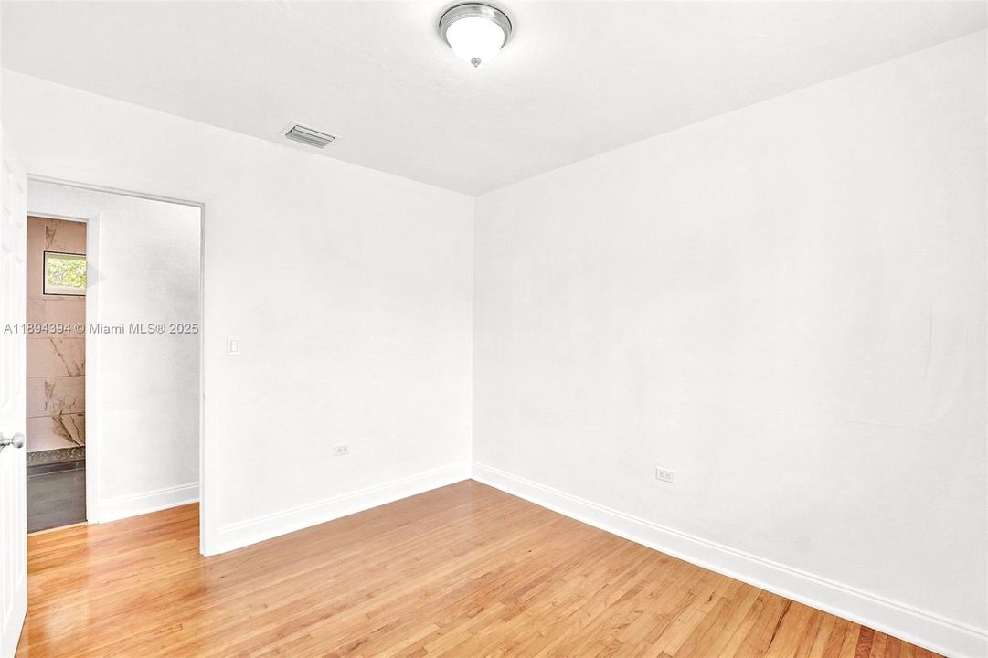 Active With Contract: $435,000 (3 beds, 1 baths, 984 Square Feet)