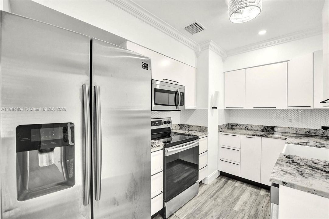 Active With Contract: $435,000 (3 beds, 1 baths, 984 Square Feet)