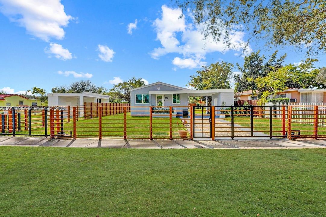 Active With Contract: $435,000 (3 beds, 1 baths, 984 Square Feet)