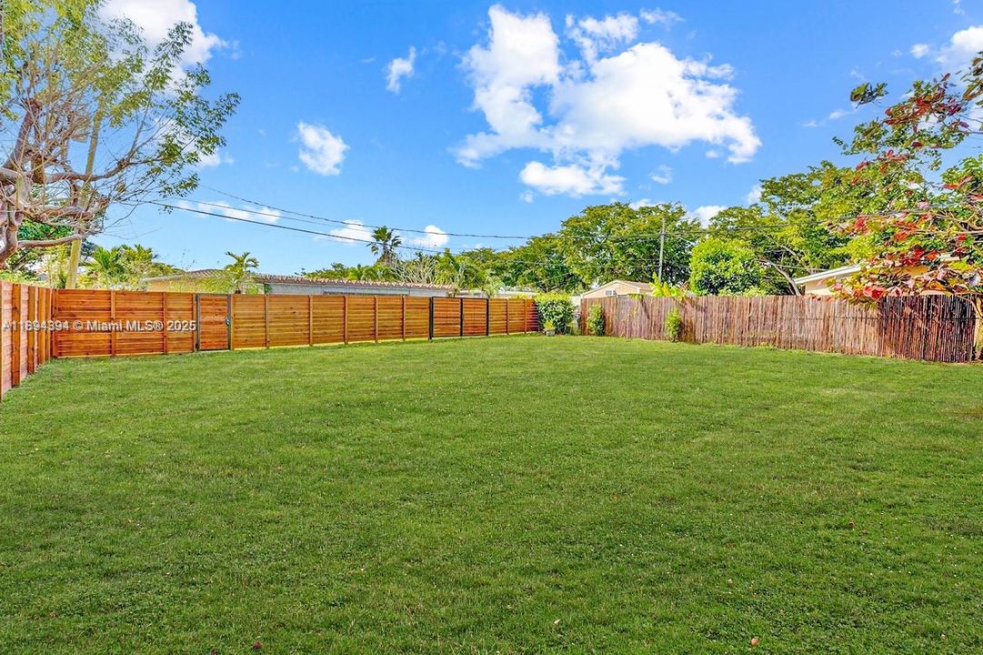 Active With Contract: $435,000 (3 beds, 1 baths, 984 Square Feet)