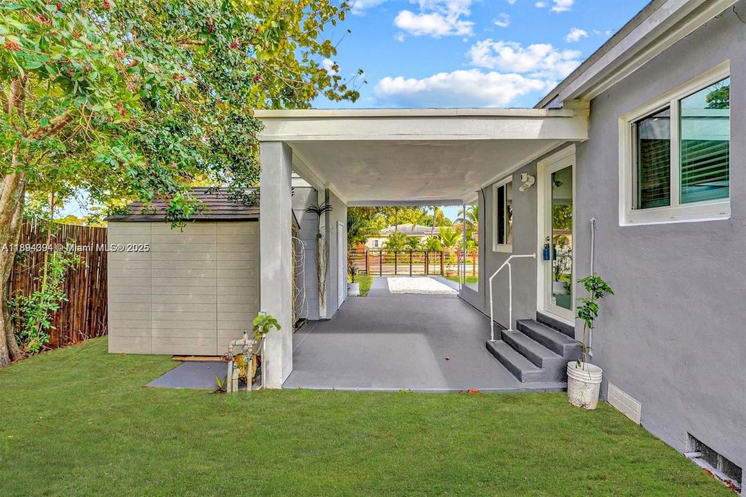 Active With Contract: $435,000 (3 beds, 1 baths, 984 Square Feet)