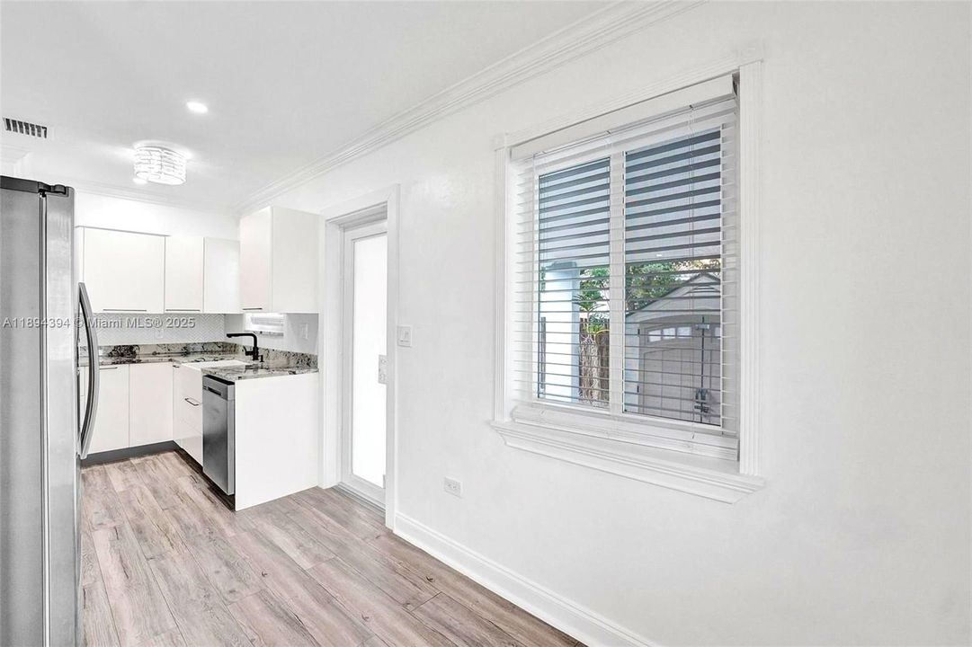 Active With Contract: $435,000 (3 beds, 1 baths, 984 Square Feet)